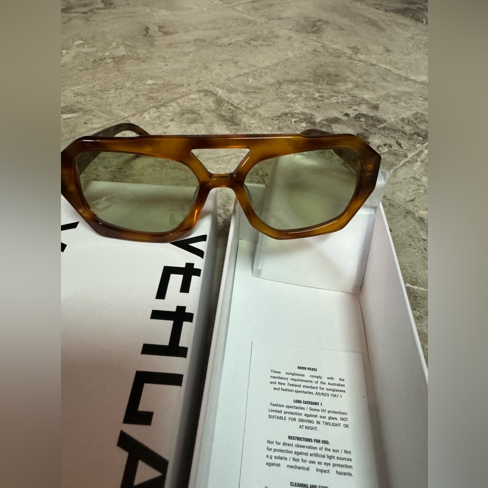 NWT Vehla River- honey tort/sage sunglass